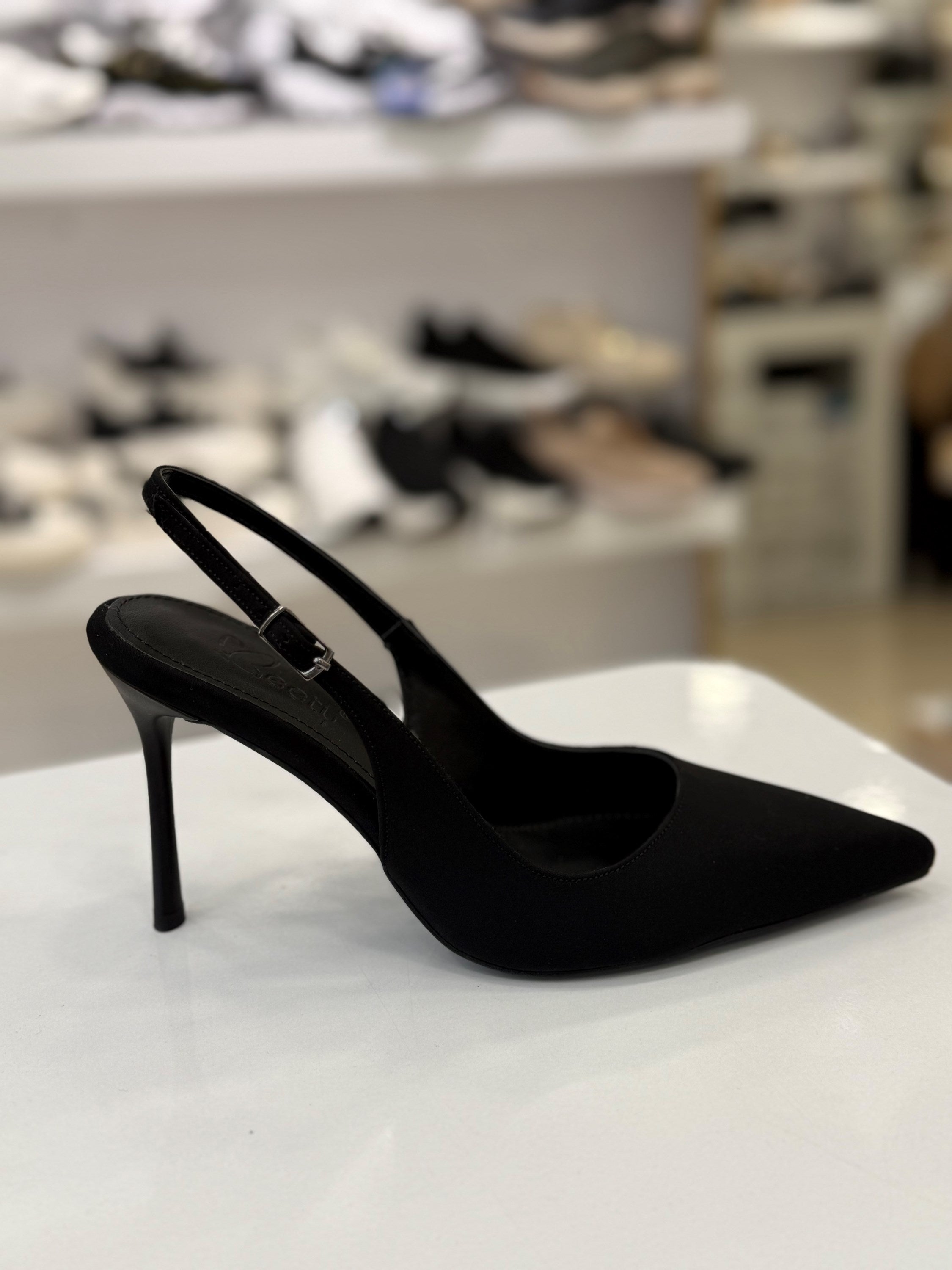 Siyah İnce Topuk Arkası Açık Stiletto