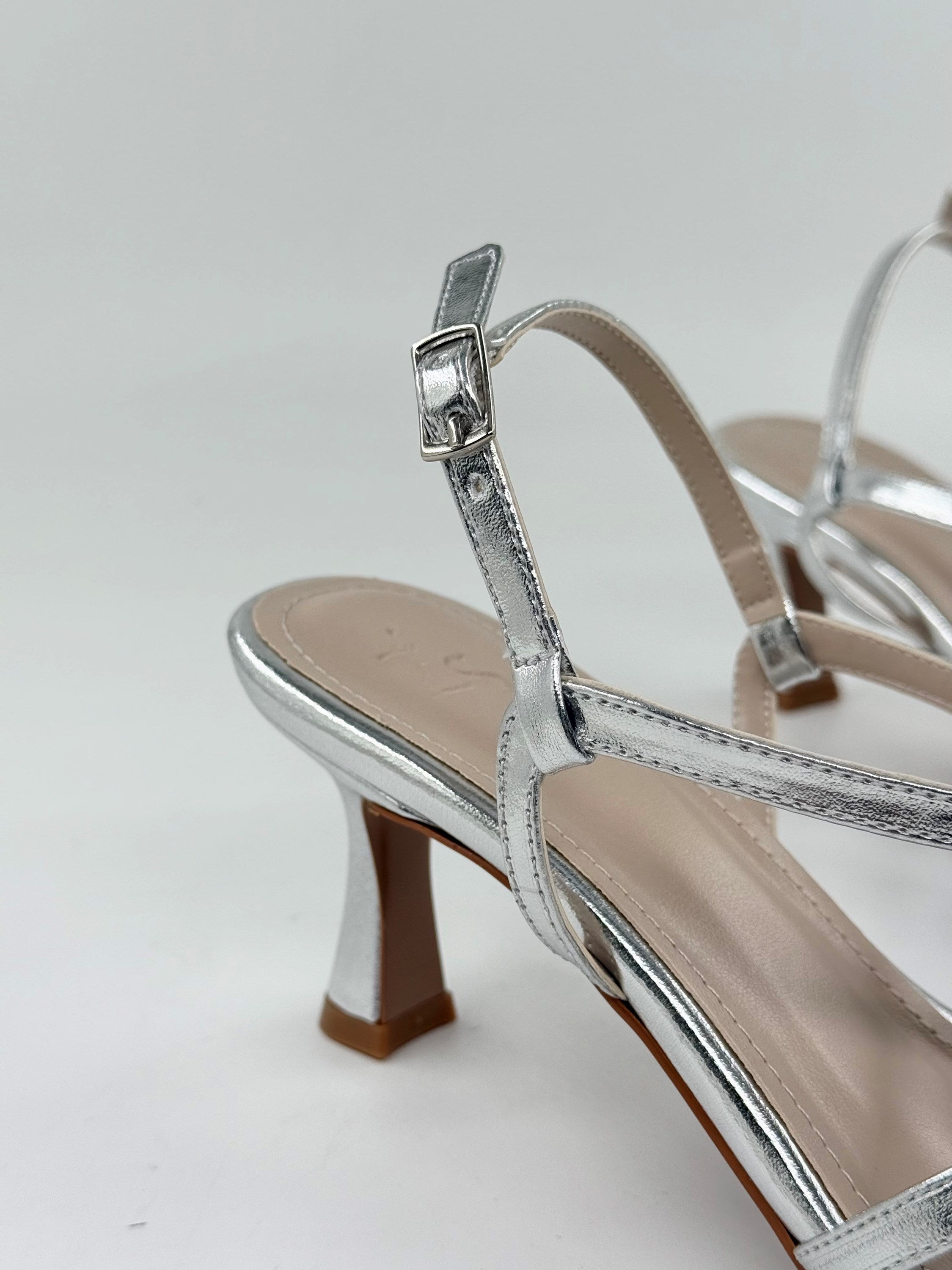 Gümüş Kısa Topuklu Bantlı Kadın Ayakkabı