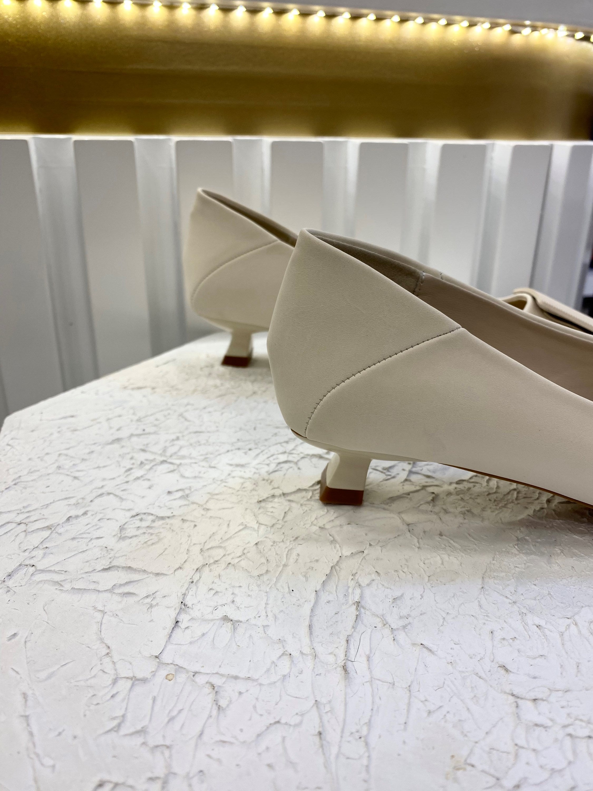 Guja Açık Bej Kısa Topuklu İthal Deri Kadın Ayakkabı