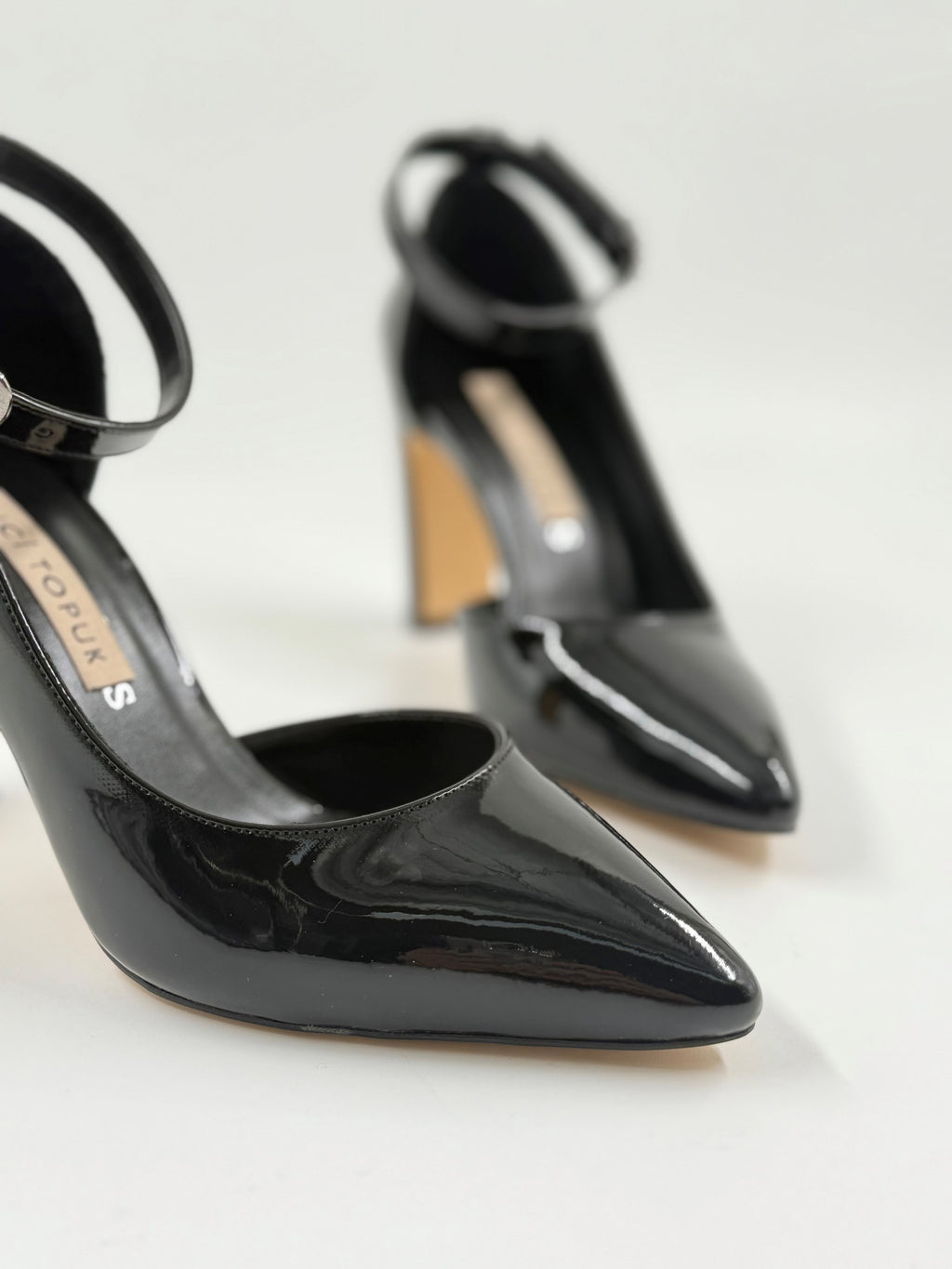 İnci Topuk Rugan Deri Bilek Bağlamalı Kalın Topuklu Kadın Stiletto