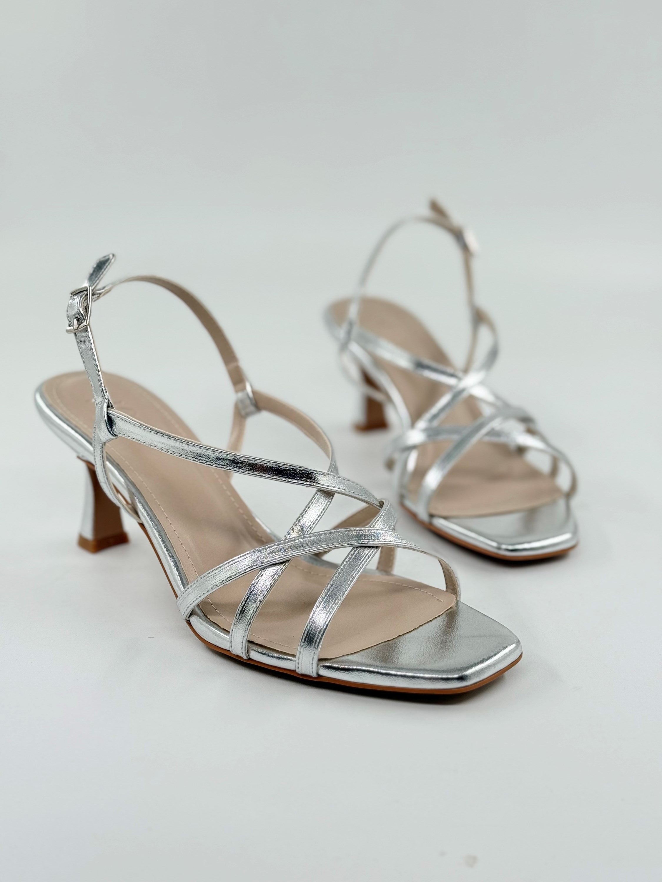 Gümüş Kısa Topuklu Bantlı Kadın Ayakkabı