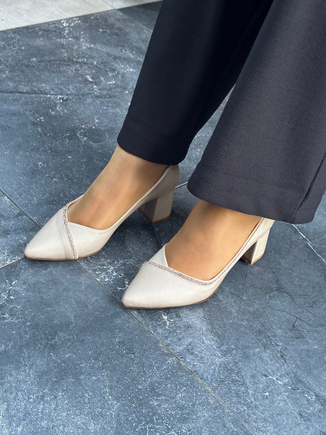 Bej Saten | Kare Topuk | Taşlı | Kadın | Topuklu Ayakkabı