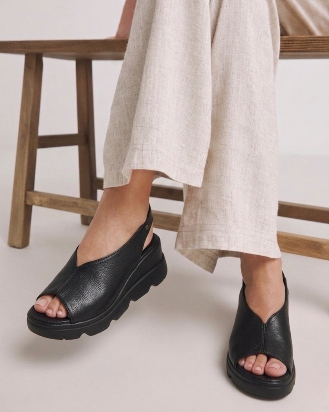 Pierre Cardin | Dolgu Topuk | Çapraz Bantlı | Kadın Sandalet