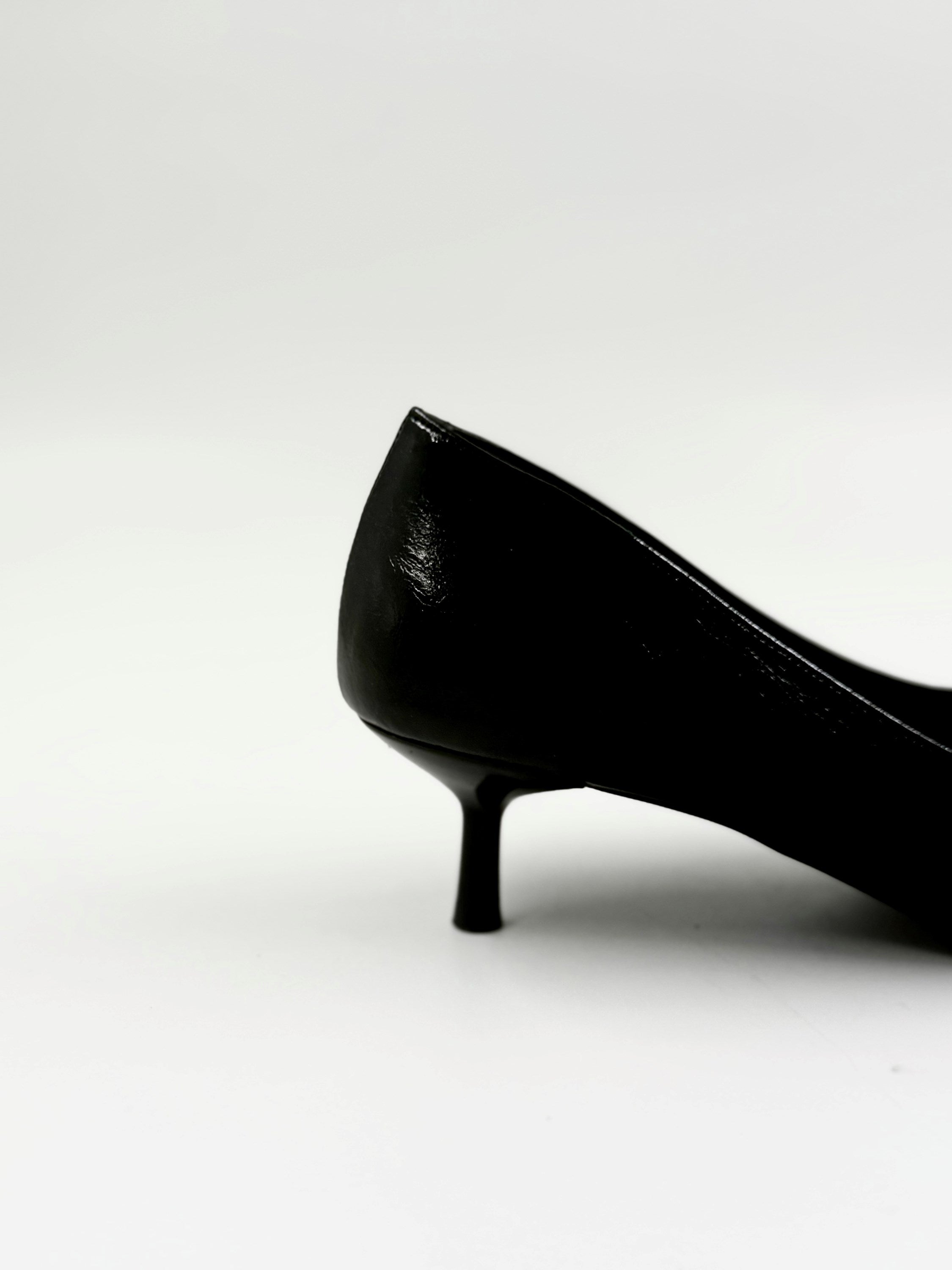 Siyah Kısa Topuk Yumuşak Deri Kadın Stiletto