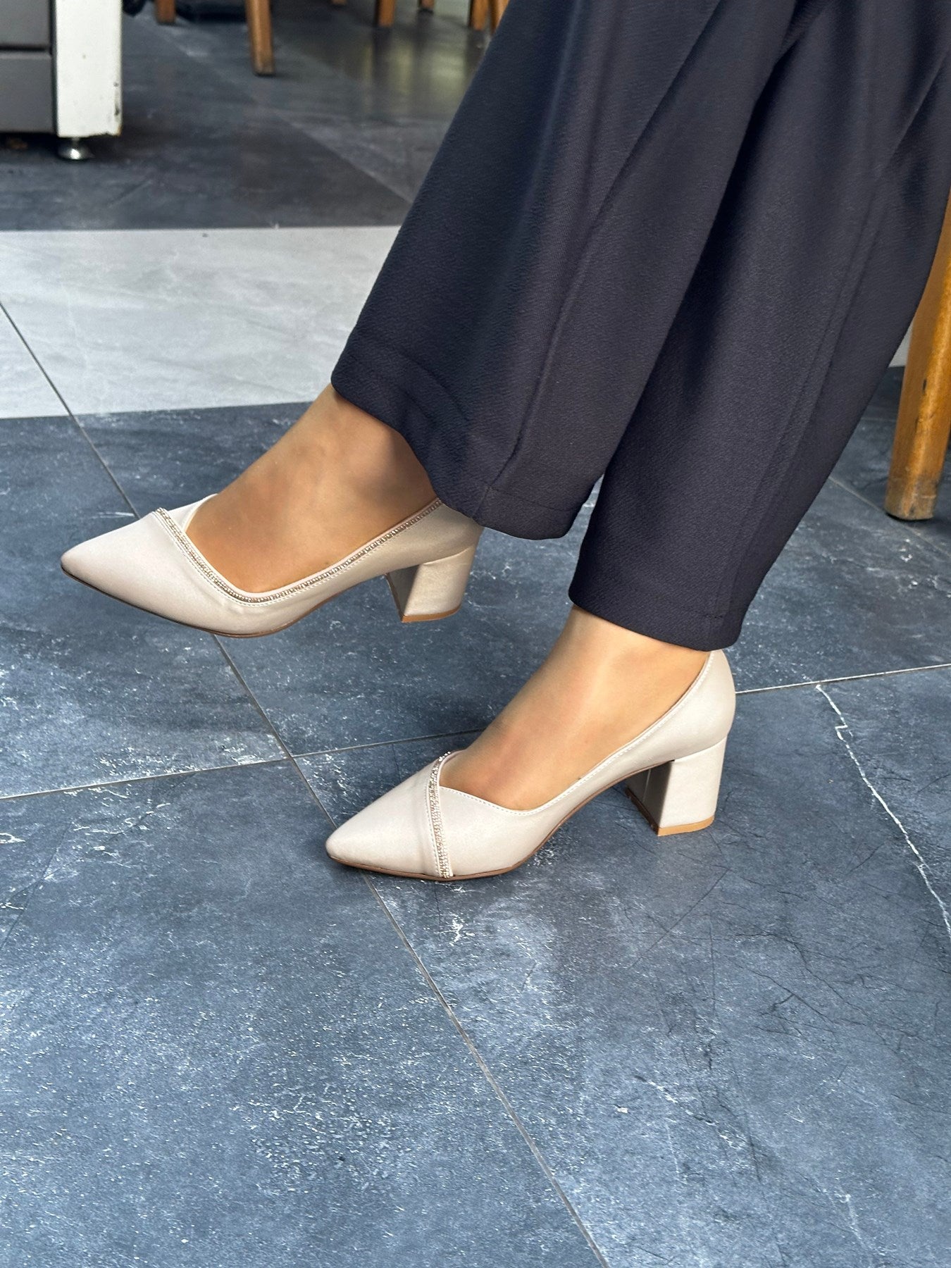 Bej Saten | Kare Topuk | Taşlı | Kadın | Topuklu Ayakkabı