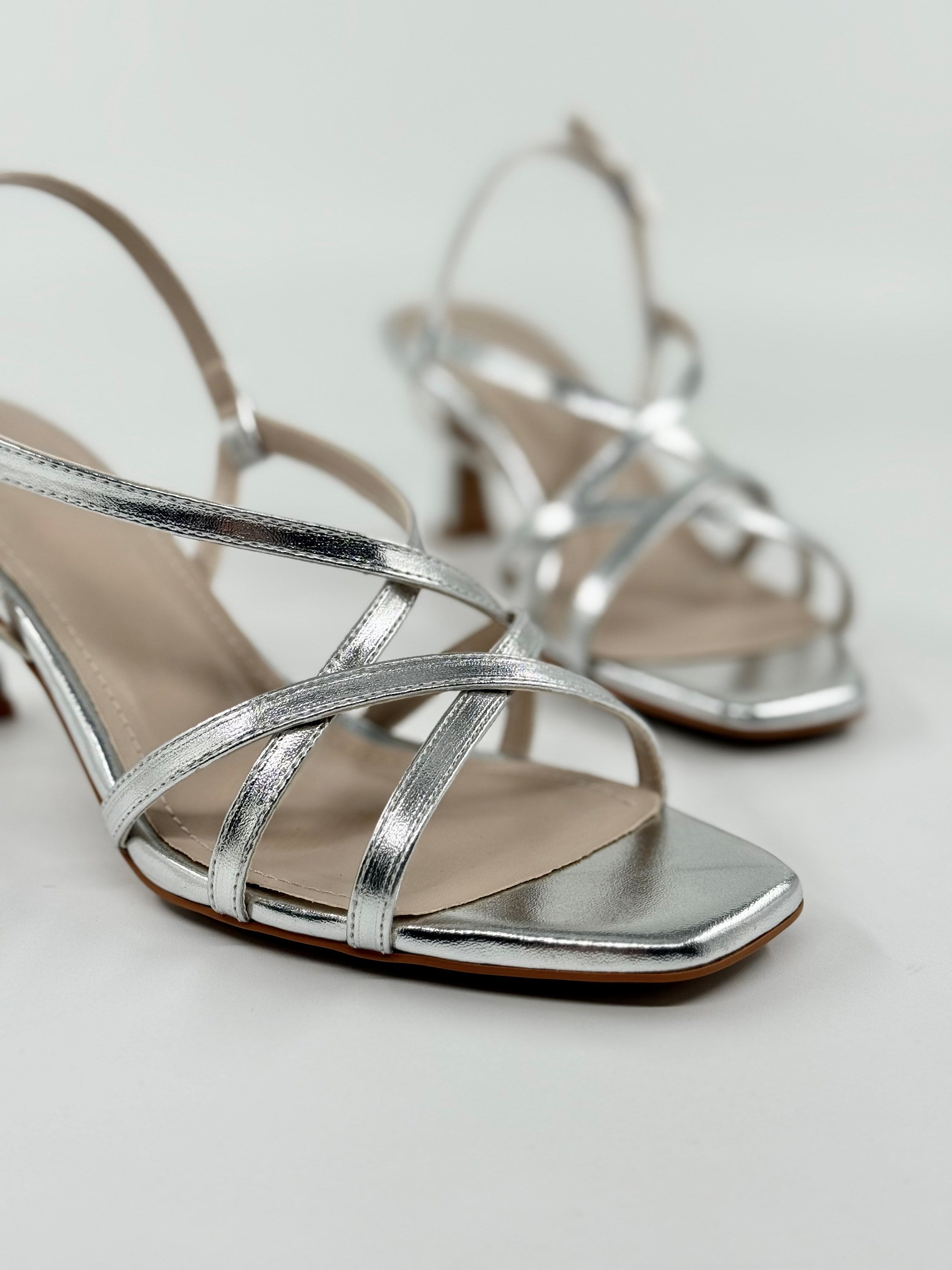 Gümüş Kısa Topuklu Bantlı Kadın Ayakkabı